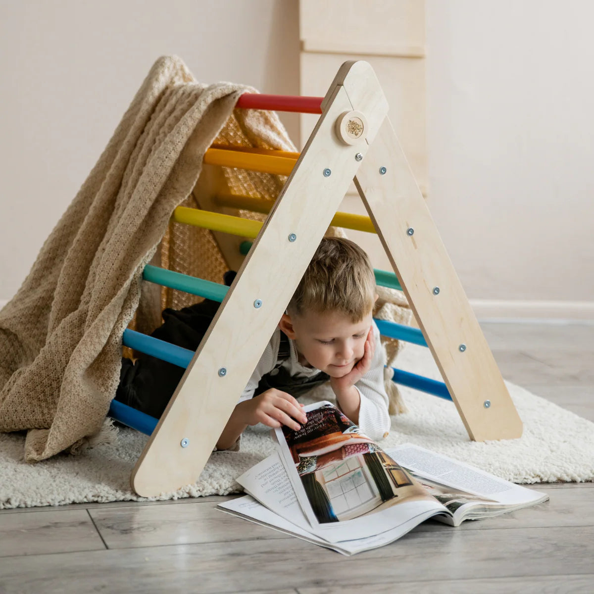 Kaivo Montessori Klimdriehoek met Glijbaan – Regenboog Editie
