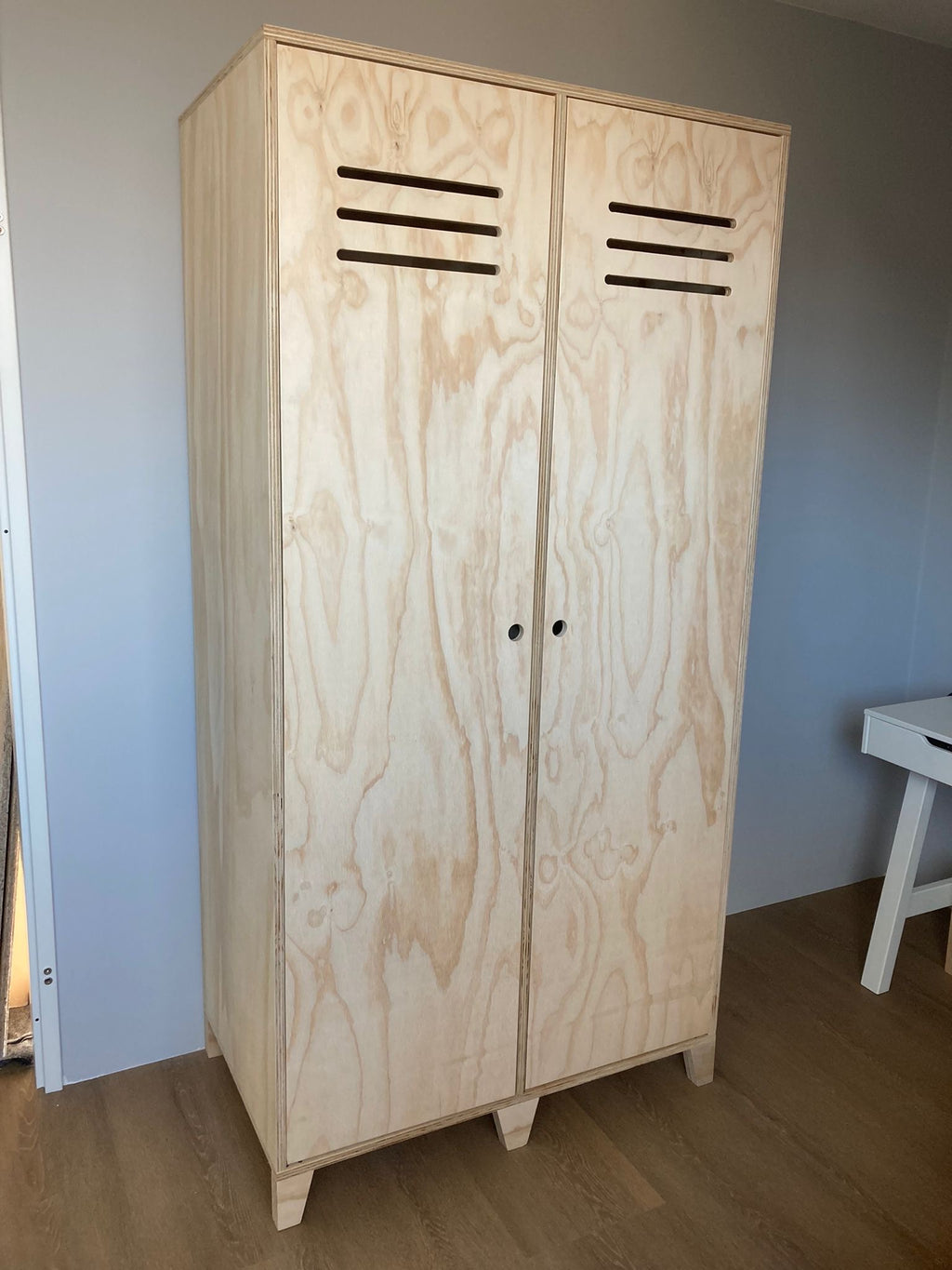 Armoire à vêtements robuste Kaivo en contreplaqué avec 2 portes
