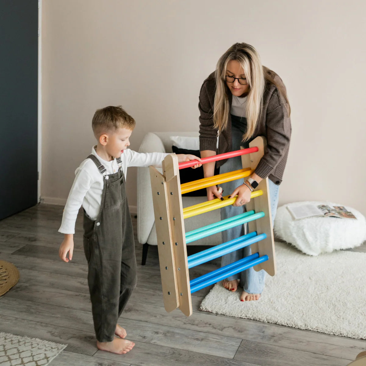 Kaivo Montessori Klimdriehoek met Glijbaan – Regenboog Editie