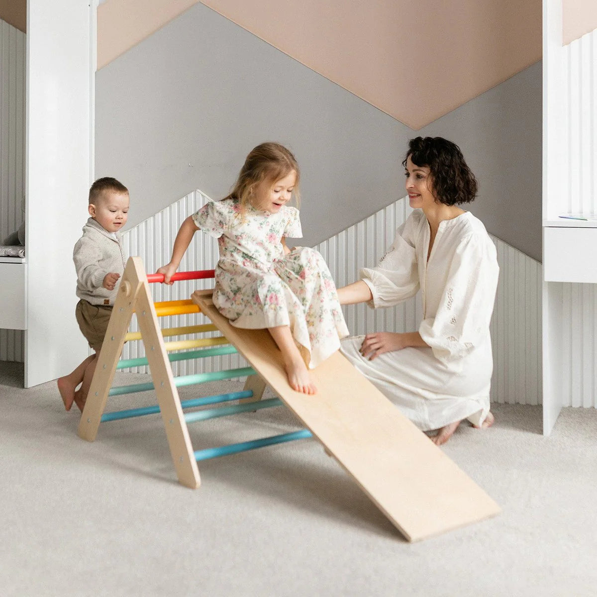 Kaivo Montessori Klimdriehoek met Glijbaan – Regenboog Editie